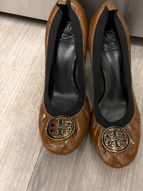 Tory Burch Brown and Black Patent Leather Pumps with Logo Detail Size 11